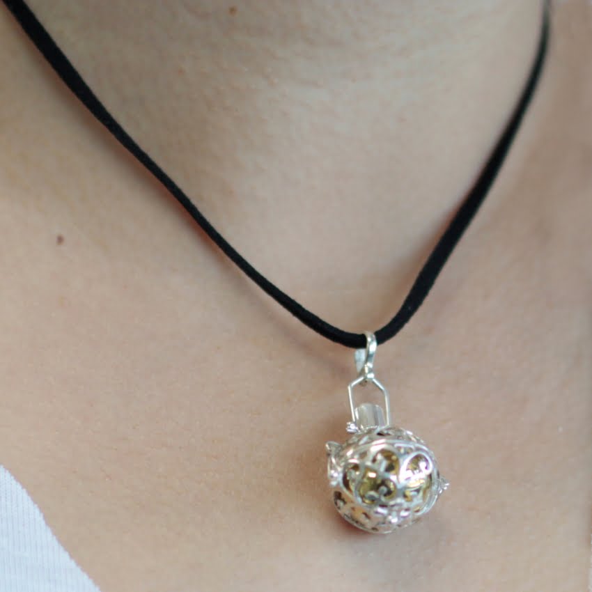 Wisiorek z dzwoneczkiem - Czas nocy (4) Wisiorek z dzwoneczkiem - Czas nocy