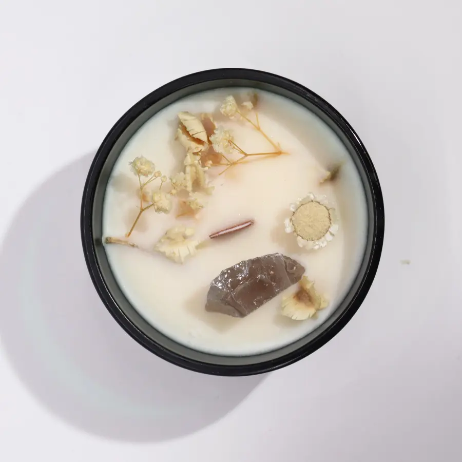 Świeca z kamieniami i kwiatami Lew